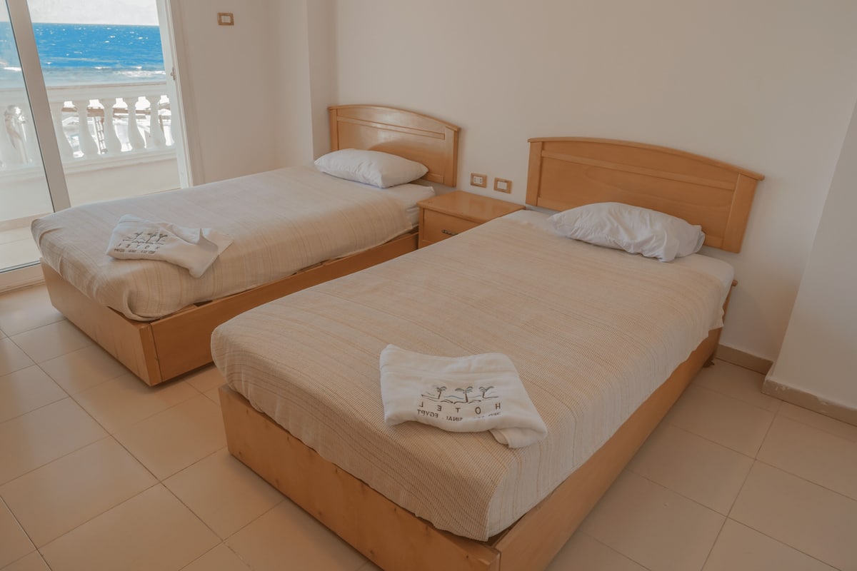 Standaard Twin kamer, 2 eenpersoonsbedden, roken, uitzicht op tuin | Luxe beddengoed, een kluis op de kamer, een bureau