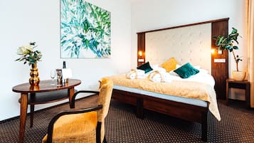 Family Studio Suite, 1 Bedroom, Kitchenette | Minibar, in-room safe, desk, blackout drapes