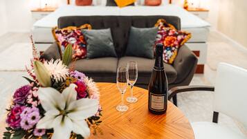 Honeymoon Suite (Spa Access) | Minibar, in-room safe, desk, blackout drapes