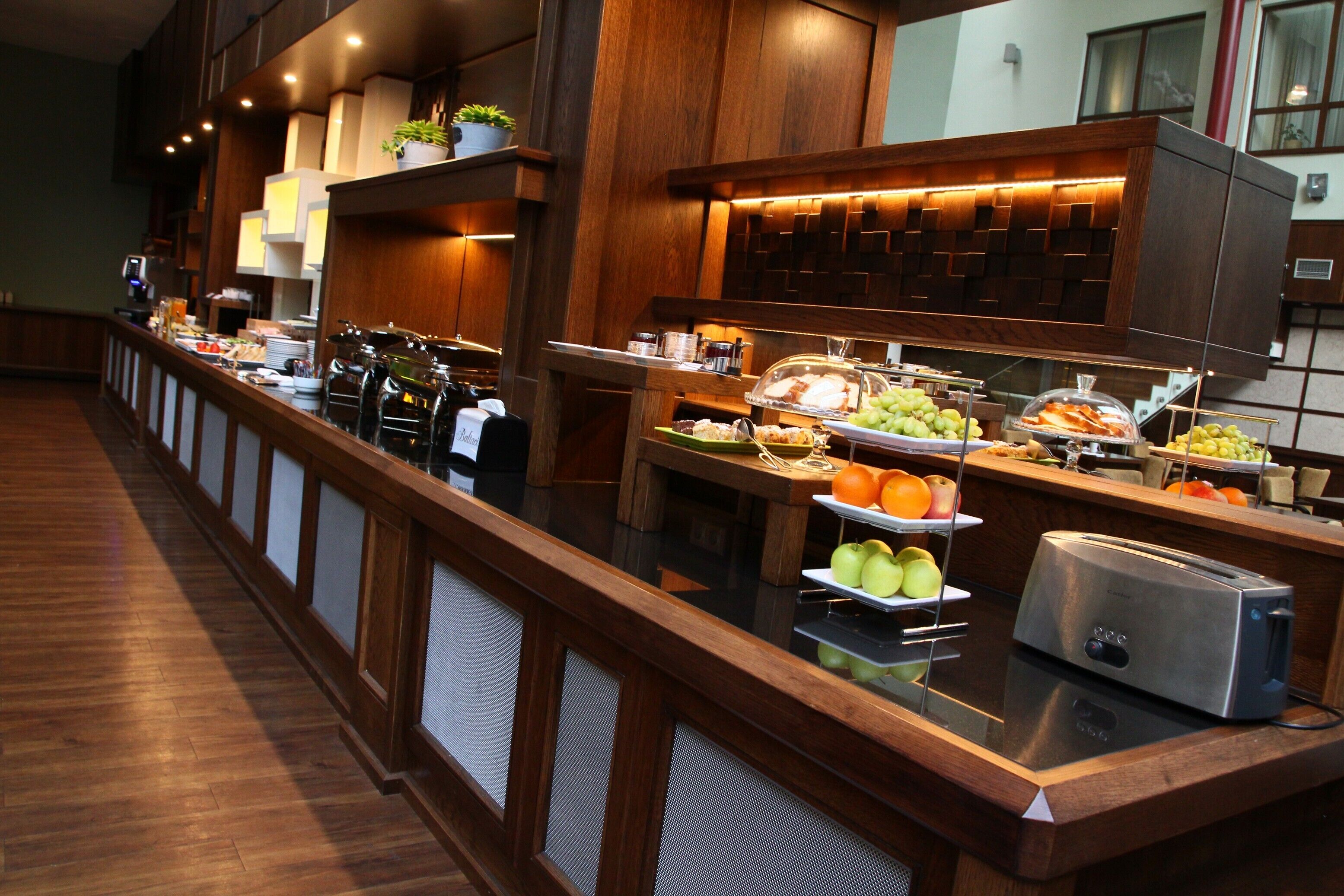 Un espace buffet proposant divers plats et un grille-pain.