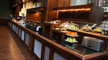 Un espace buffet proposant divers plats et un grille-pain.