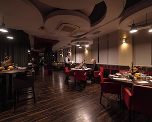 Lunch and dinner served, international cuisine