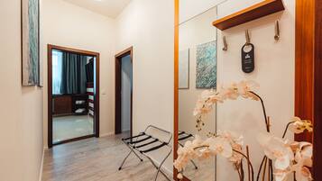 Honeymoon Suite (Spa Access) | Minibar, in-room safe, desk, blackout drapes