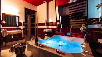 Suite – honeymoon (Spa Access) | Minibar, safe på rommet, skrivebord og blendingsgardiner