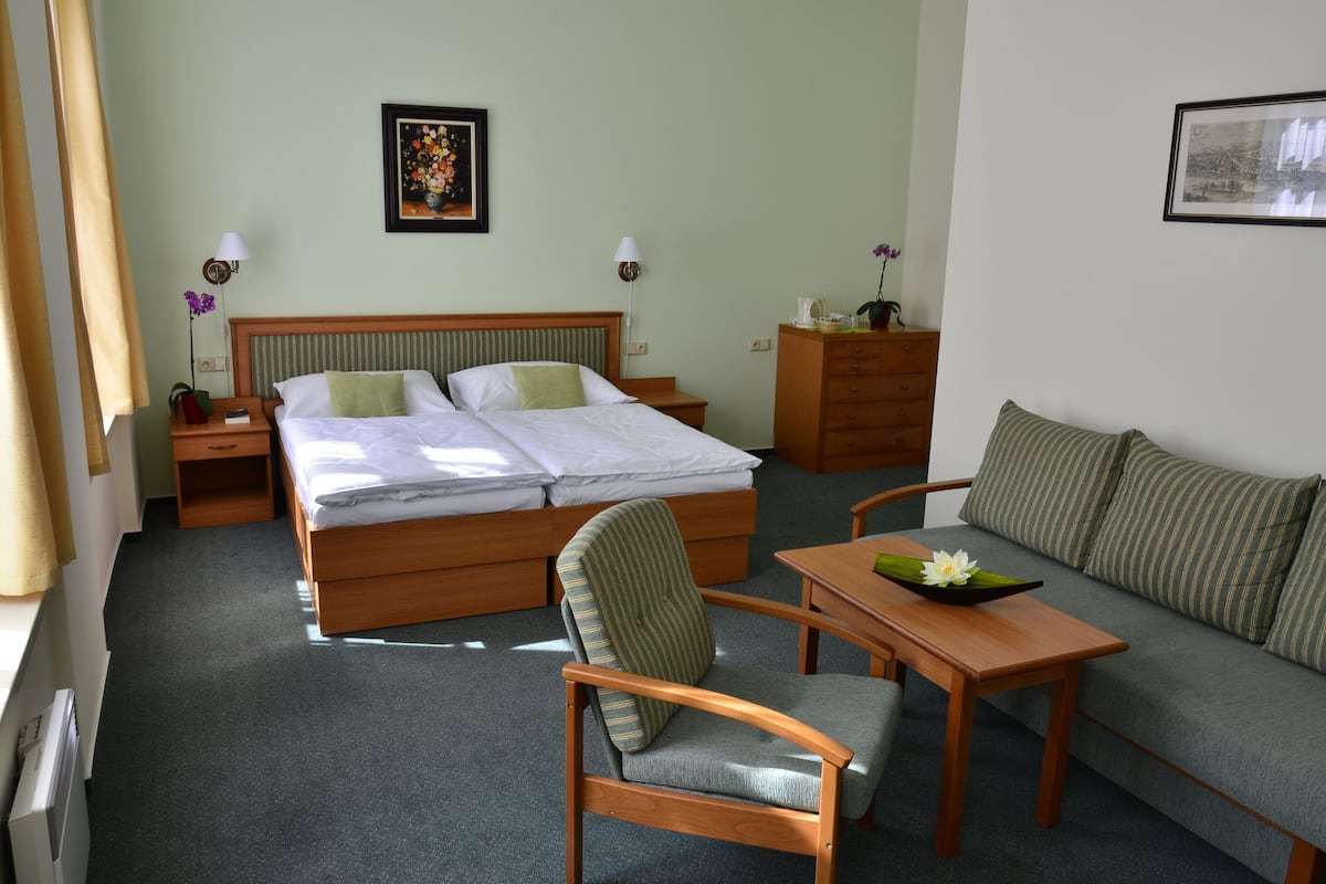 Familiekamer | Hypoallergeen beddengoed, een minibar, een kluis op de kamer
