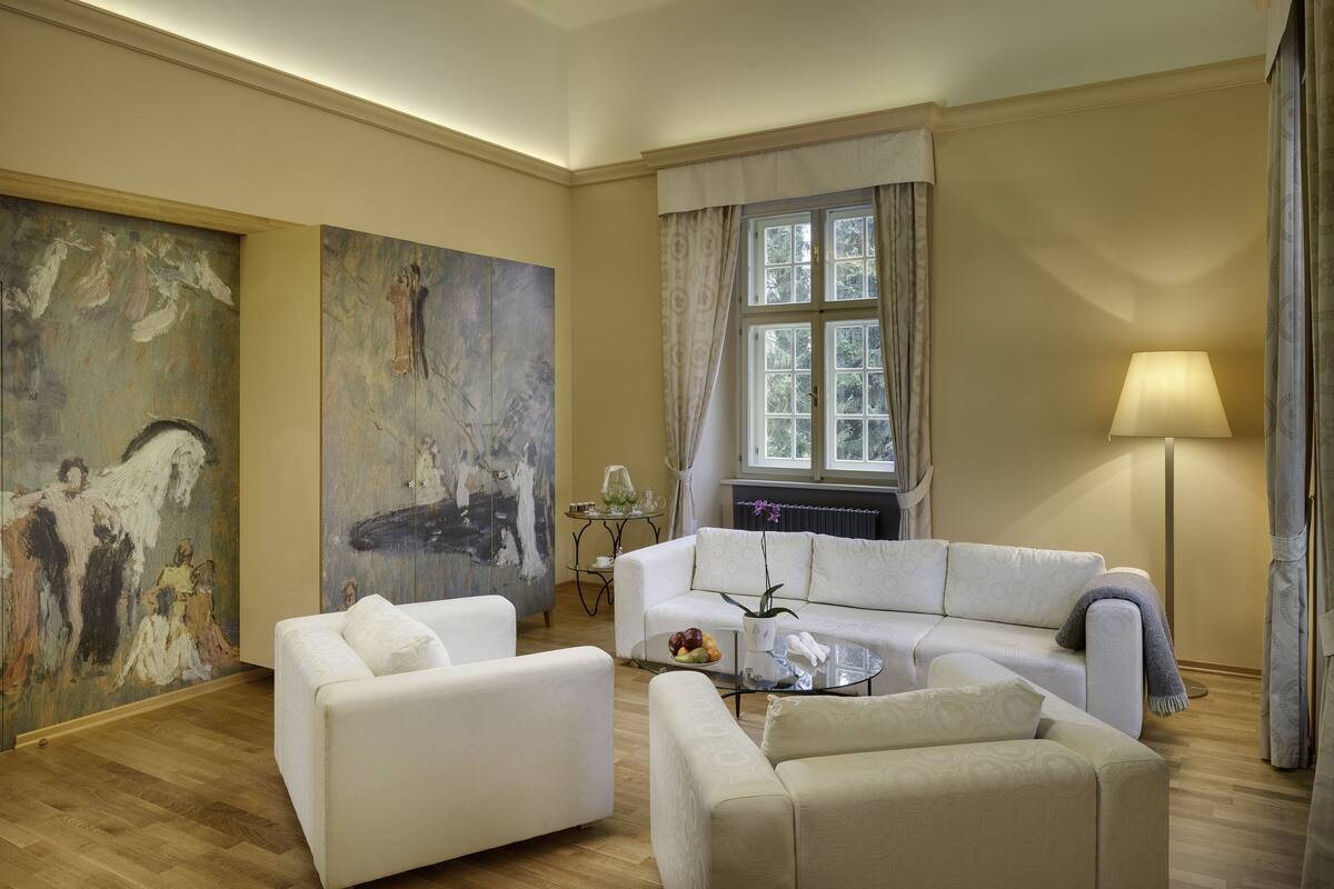 Family Suite, 2 Bedrooms, Park View | Living room