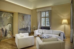 Familiesuite, 2 soverom, parkutsikt | Oppholdsrom | Flatskjerm-TV og DVD-spiller