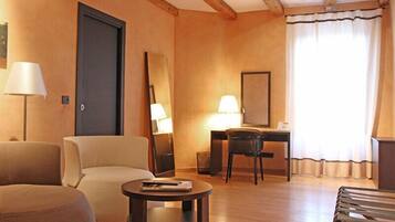 Sengetøy av topp kvalitet, minibar, safe på rommet og skrivebord