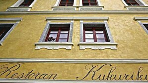 Fachada de edificio con el nombre 'Restoran Kukuriku' claramente visible.