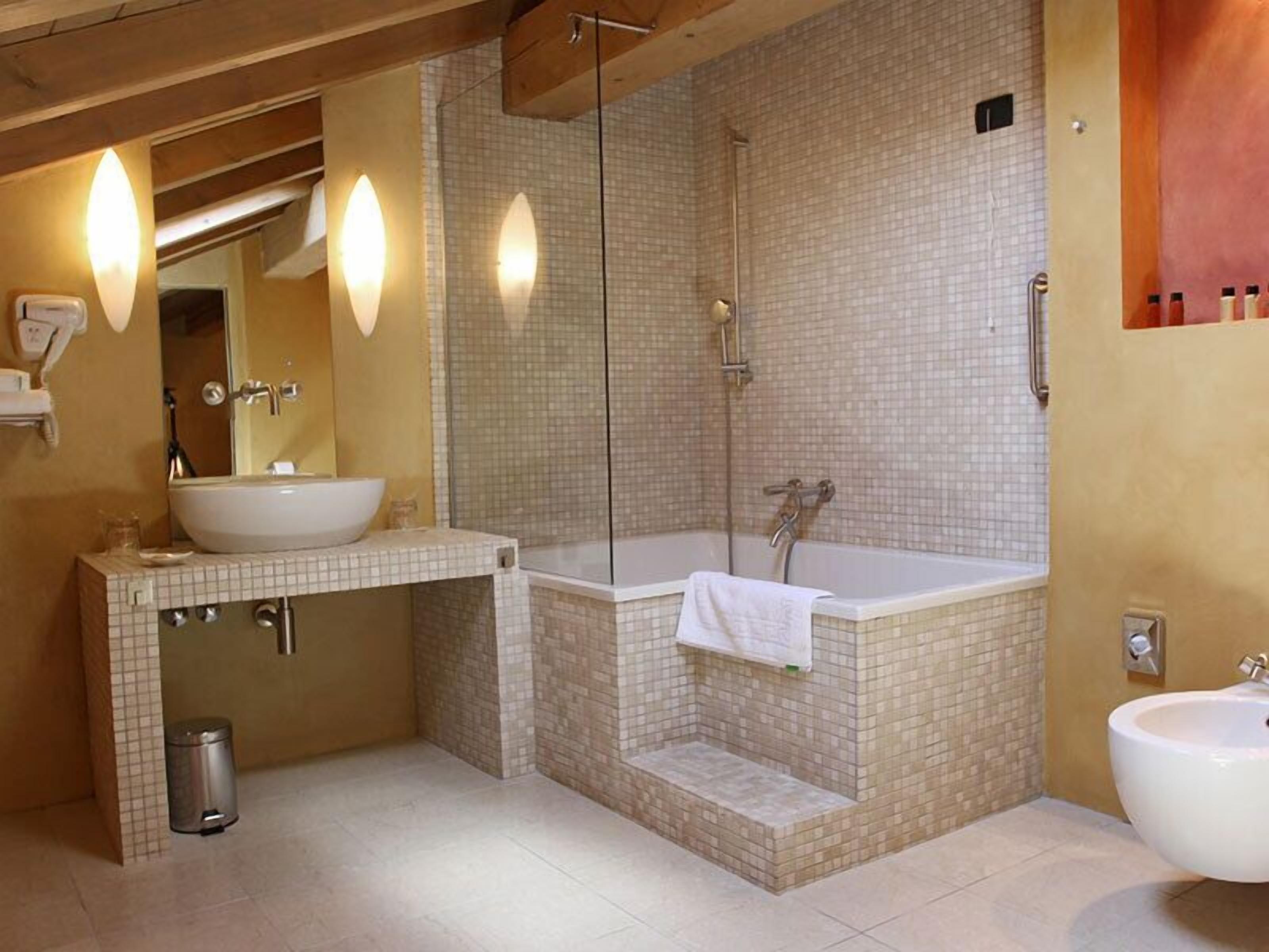 Combined shower/bathtub, free toiletries, towels
