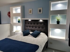 Basic Twin Room | Laptop workspace, free WiFi, bed sheets - Hotel Esmeralda Guest House (Santo Domingo)
