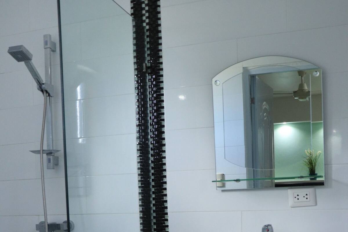 Basic Double Room Single Use | Bathroom | Shower, free toiletries, towels