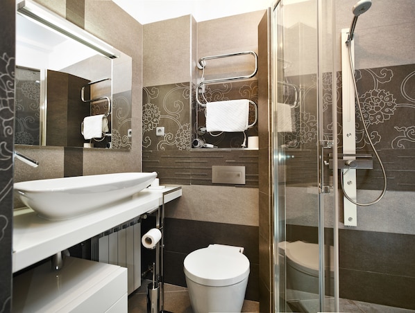 City Studio | Bathroom | Shower, free toiletries, hair dryer, towels - Central Downtown Apartments by Irundo (Zagreb)