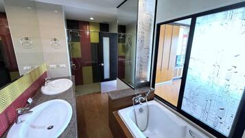 2 Bedrooms Family Suite City View | Baño | Artículos de higiene personal gratuitos, secador de pelo y toallas