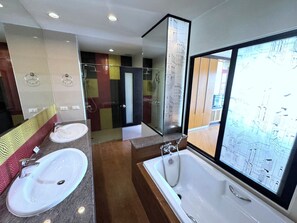 2 Bedrooms Family Suite City View | Bagno | Set di cortesia gratuito, asciugacapelli, asciugamani, sapone