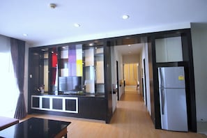 2 Bedrooms Family Suite City View | Oleskelualue | 35–tuumainen LCD-televisio, jossa satelliittikanavat