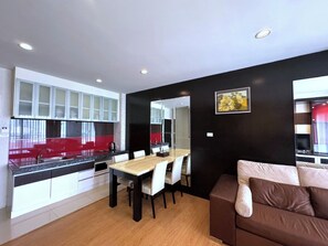 2 Bedrooms Family Suite City View | Area soggiorno | Smart TV 35 pollici con canali satellitari, Netflix, lettore DVD