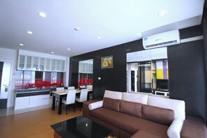 2 Bedrooms Family Suite City View | Area keluarga | Smart TV 35-inci dengan saluran TV satelit, Netflix, dan pemutar DVD