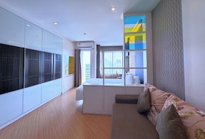 Super Deluxe Room with City View | Cofres nos quartos, escrivaninha, cortinas blackout