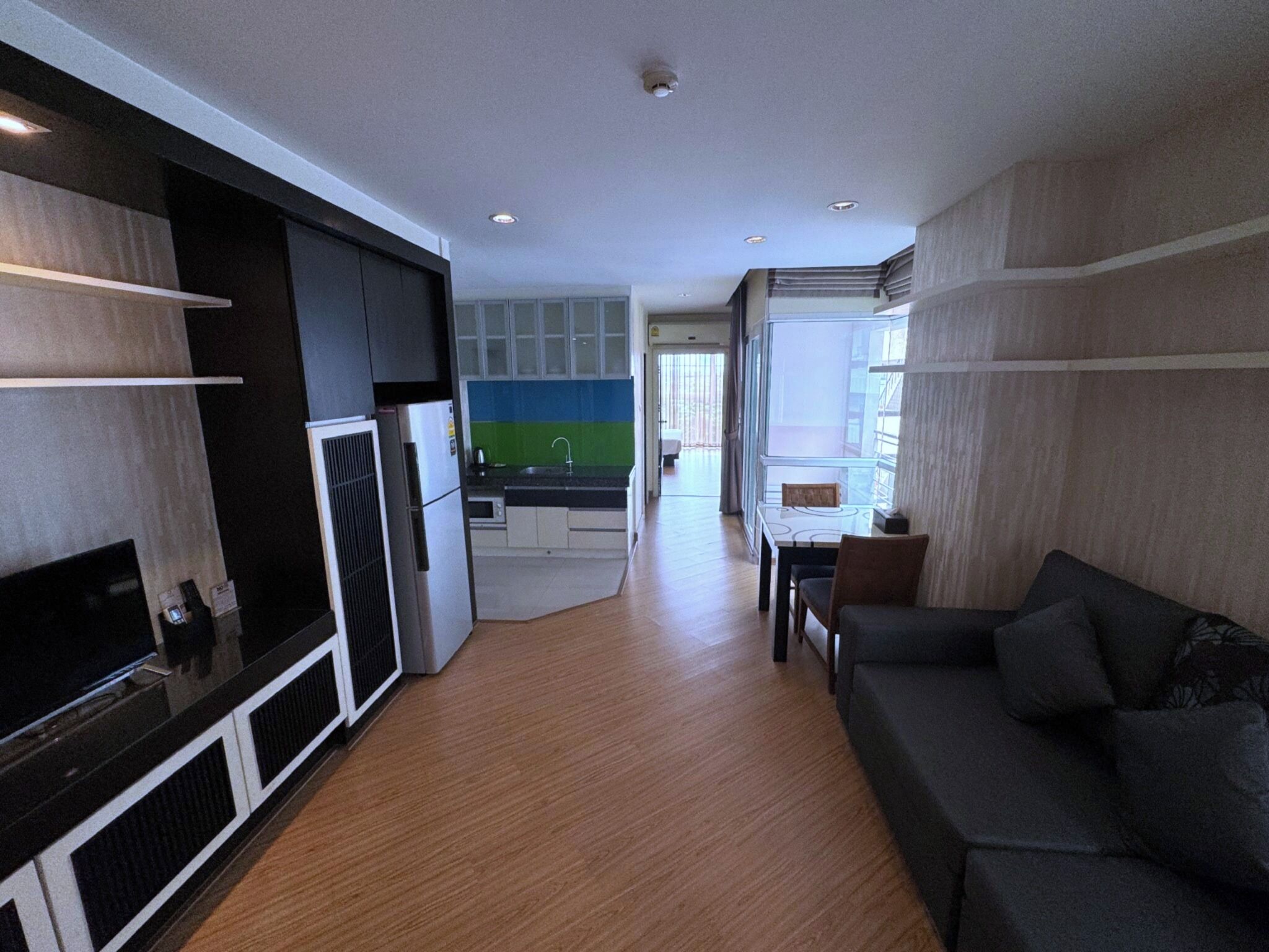 Junior Suite City View | Wohnzimmer | 35-Zoll-Smart-TV mit Satellitenempfang, Netflix, DVD-Player