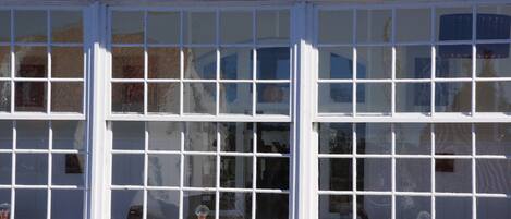 A building with large windows and a sign reading "Dideriks Veranda".