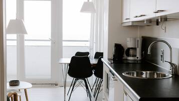 Huoneisto, 1 makuuhuone, parveke, merinäköala | Yksityinen keittiö