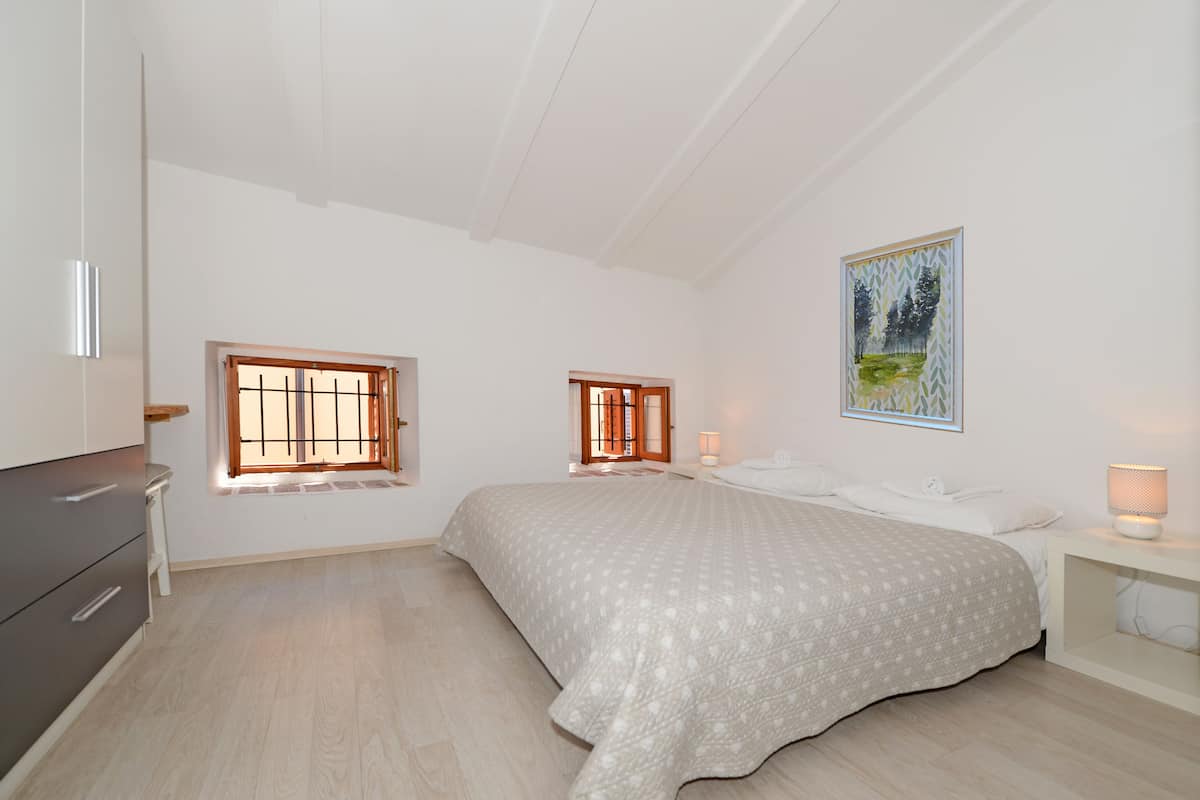 Double Room, City View - Top Floor | 책상, 무료 WiFi, 침대 시트