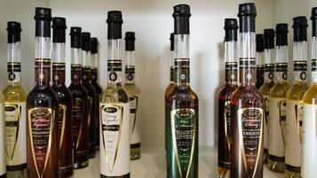 Variedad de botellas de licor dispuestas en una estantería.