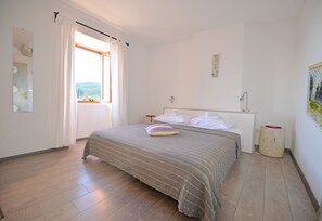 Double Room, Panoramic View | Escritorio, wifi gratis, ropa de cama