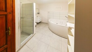 Apartment, 1 Bedroom, Valley View | Bathroom | Deep soaking tub, free toiletries, hair dryer, towels - Villa Borgo B&B (Motovun)