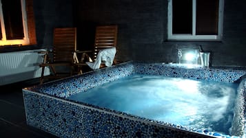 Jetted bathtub