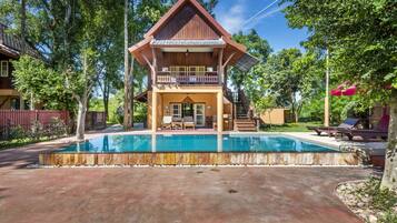 Artículos del minibar gratis y caja de seguridad en la habitación