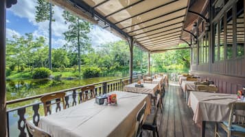 Se sirven desayunos y almuerzos, restaurante con mesas al aire libre