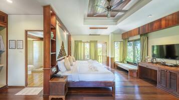 Minibaari (osa tuotteista ilmaisia), tallelokero huoneessa, työpöytä