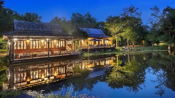 Se sirven desayunos y almuerzos, restaurante con mesas al aire libre