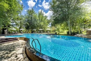 Piscina externa, guarda-sóis, espreguiçadeiras