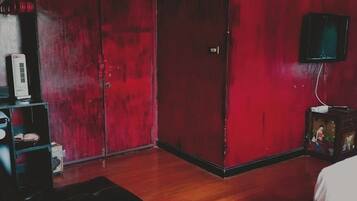 Suite | Badkamer | Gratis toiletartikelen, een haardroger, pantoffels, handdoeken