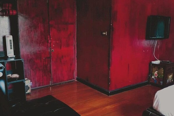 Suite | Bathroom | Free toiletries, hair dryer, slippers, towels