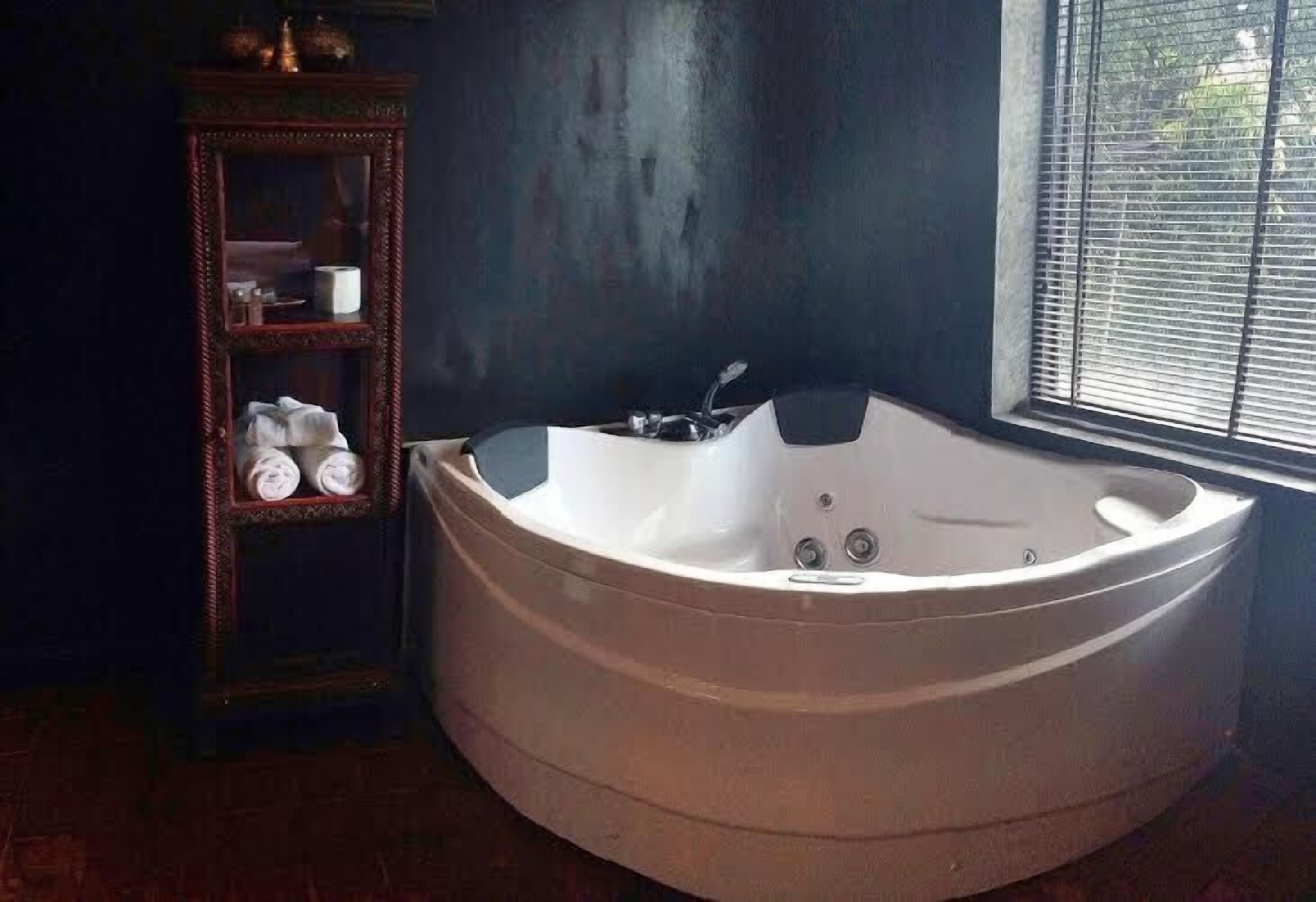 suite | bathroom | shower, deep-soaking bathtub, rainfall showerhead, free toiletries