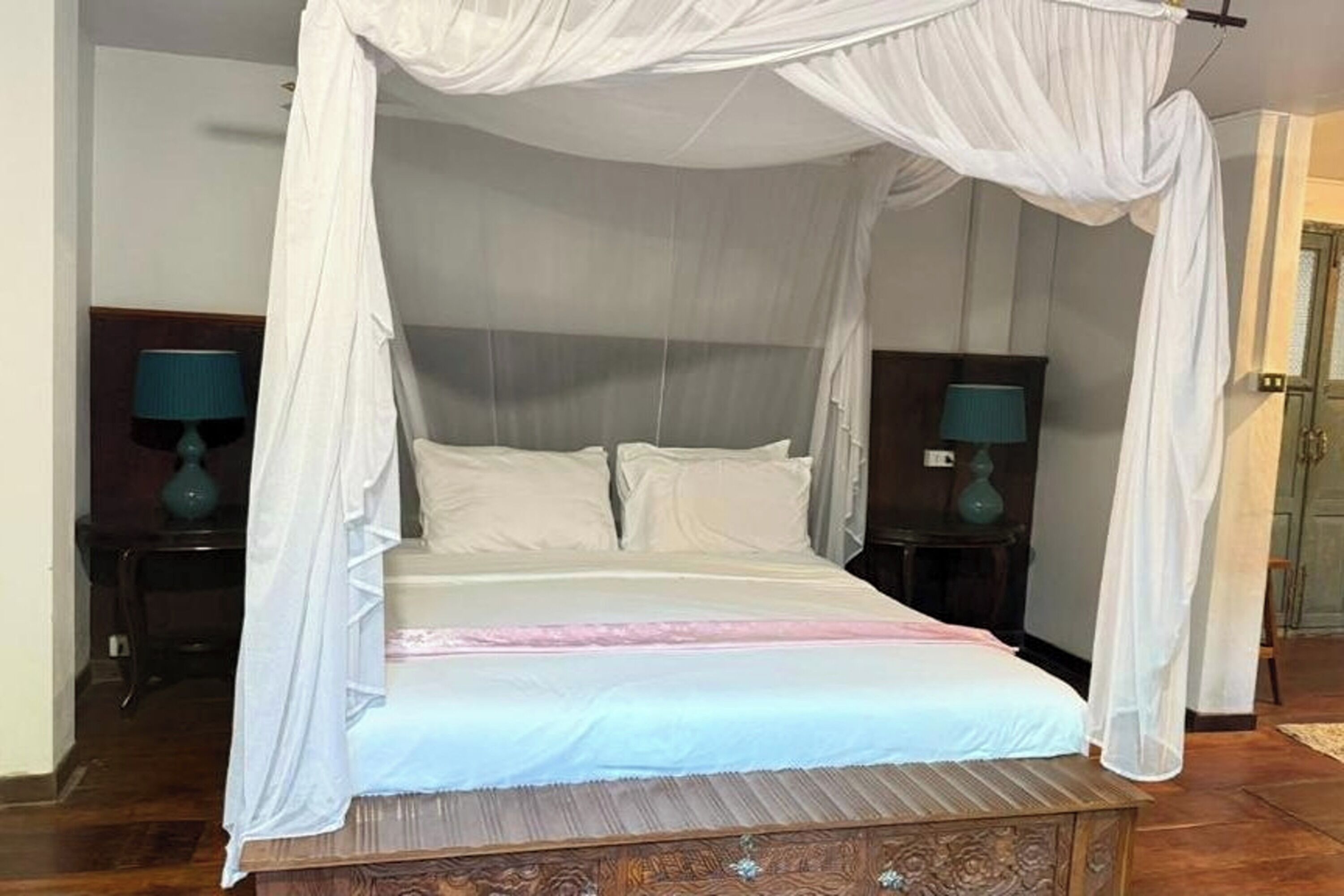 Roupas de cama premium, frigobar, cofres nos quartos, escrivaninha