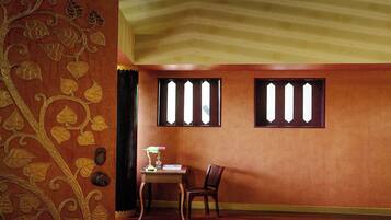 Grand Suite | Peralatan tempat tidur premium, bar mini, peti besi dalam bilik, meja