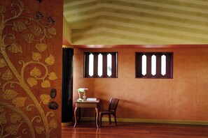 Grand suite | Luxe beddengoed, een minibar, een kluis op de kamer, een bureau