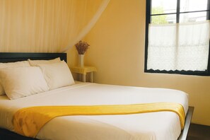 Standaard kamer | Luxe beddengoed, een minibar, een kluis op de kamer, een bureau