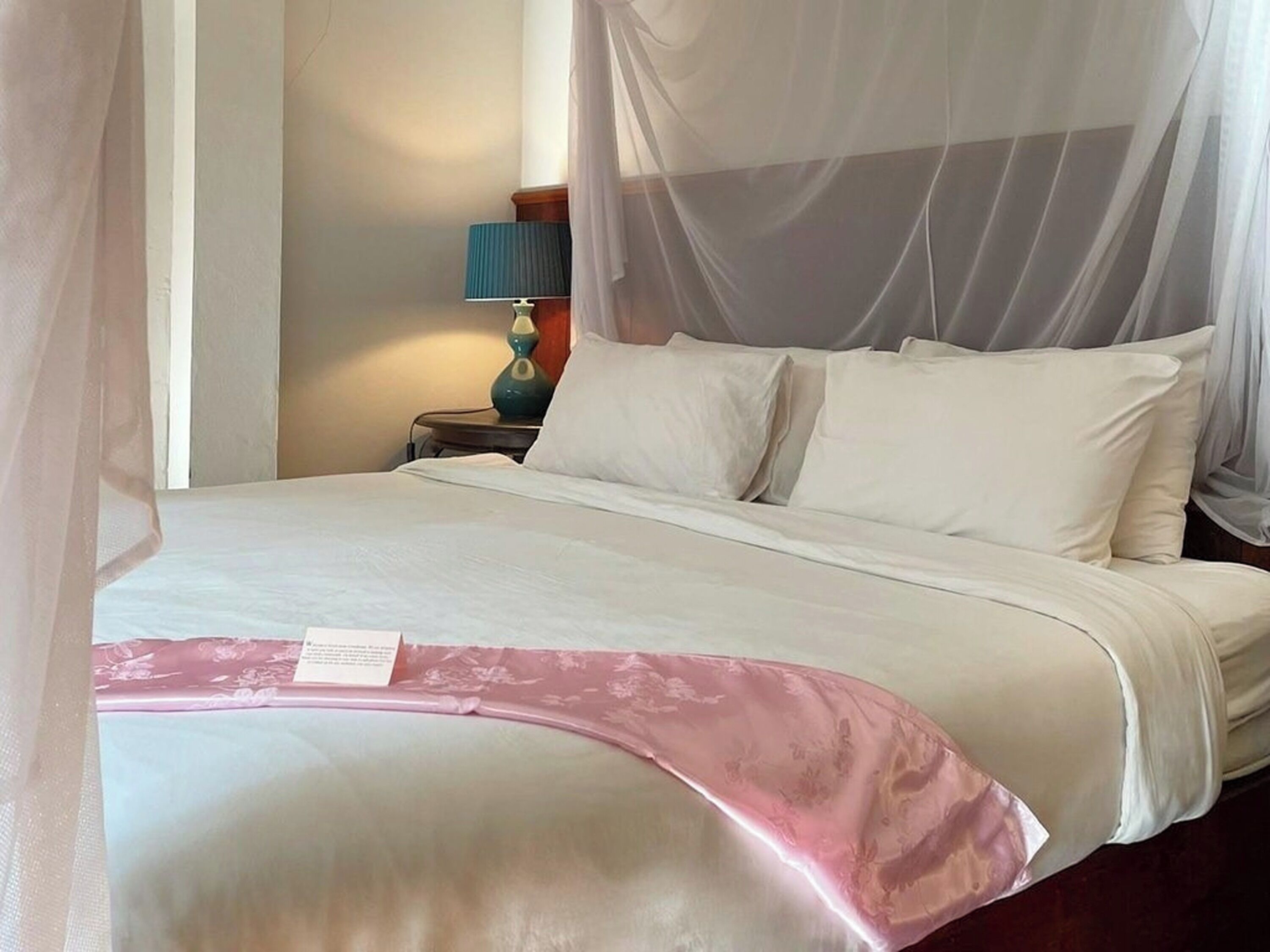 Ropa de cama de alta calidad y minibar 