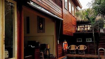 Una piscina al aire libre