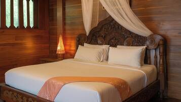 Grand-sviitti | Ylelliset vuodevaatteet, minibaari, tallelokero huoneessa, työpöytä