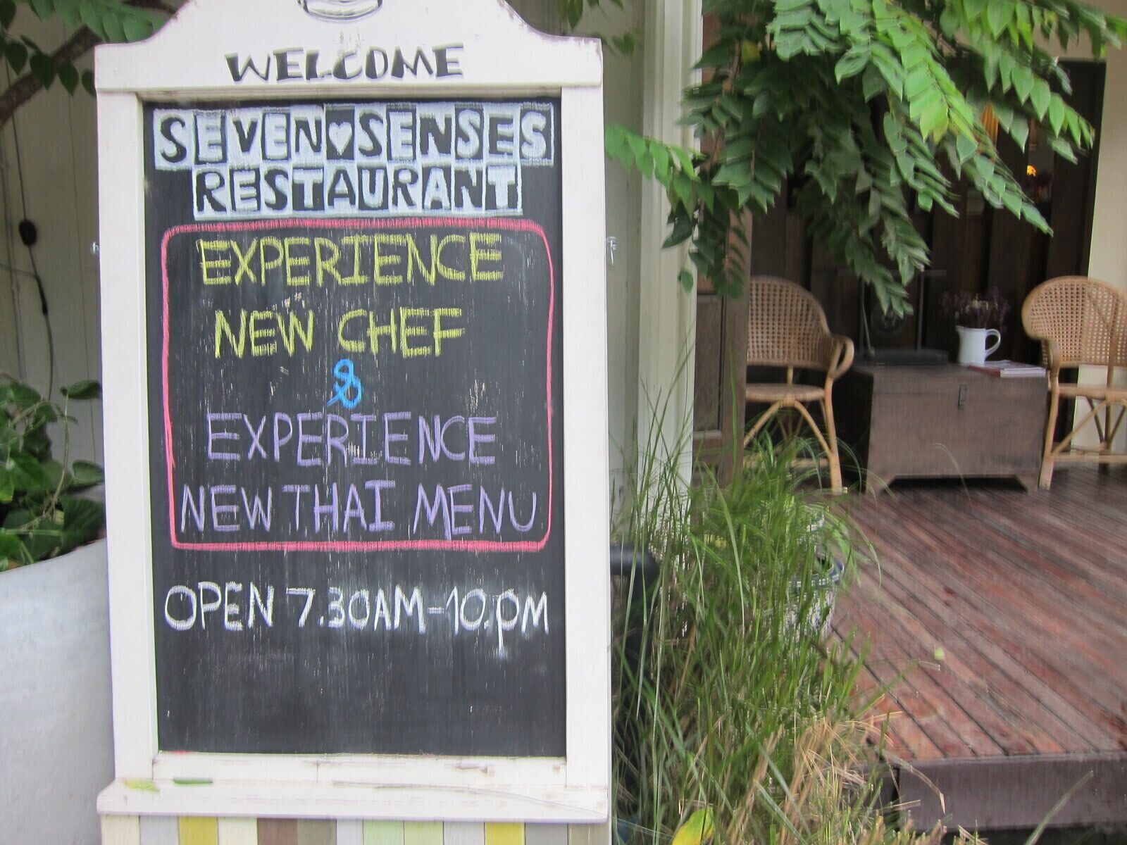 breakfast, lunch, dinner served; international cuisine