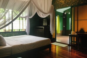 Premium bedding, minibar, in-room safe, desk - Seven Senses Guest House (Chiang Mai)