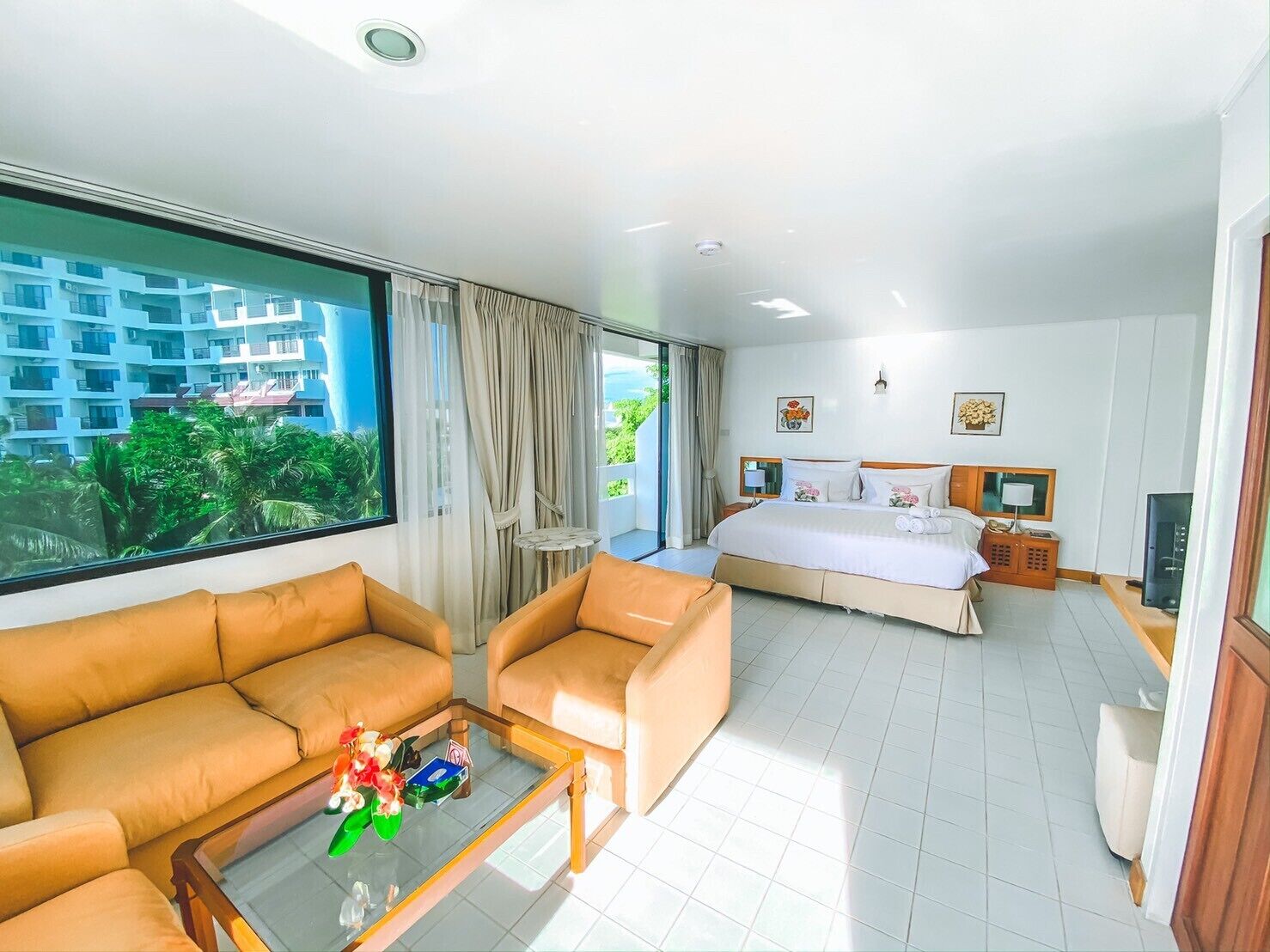 seafront suite | minibar, in-room safe, desk, free wifi