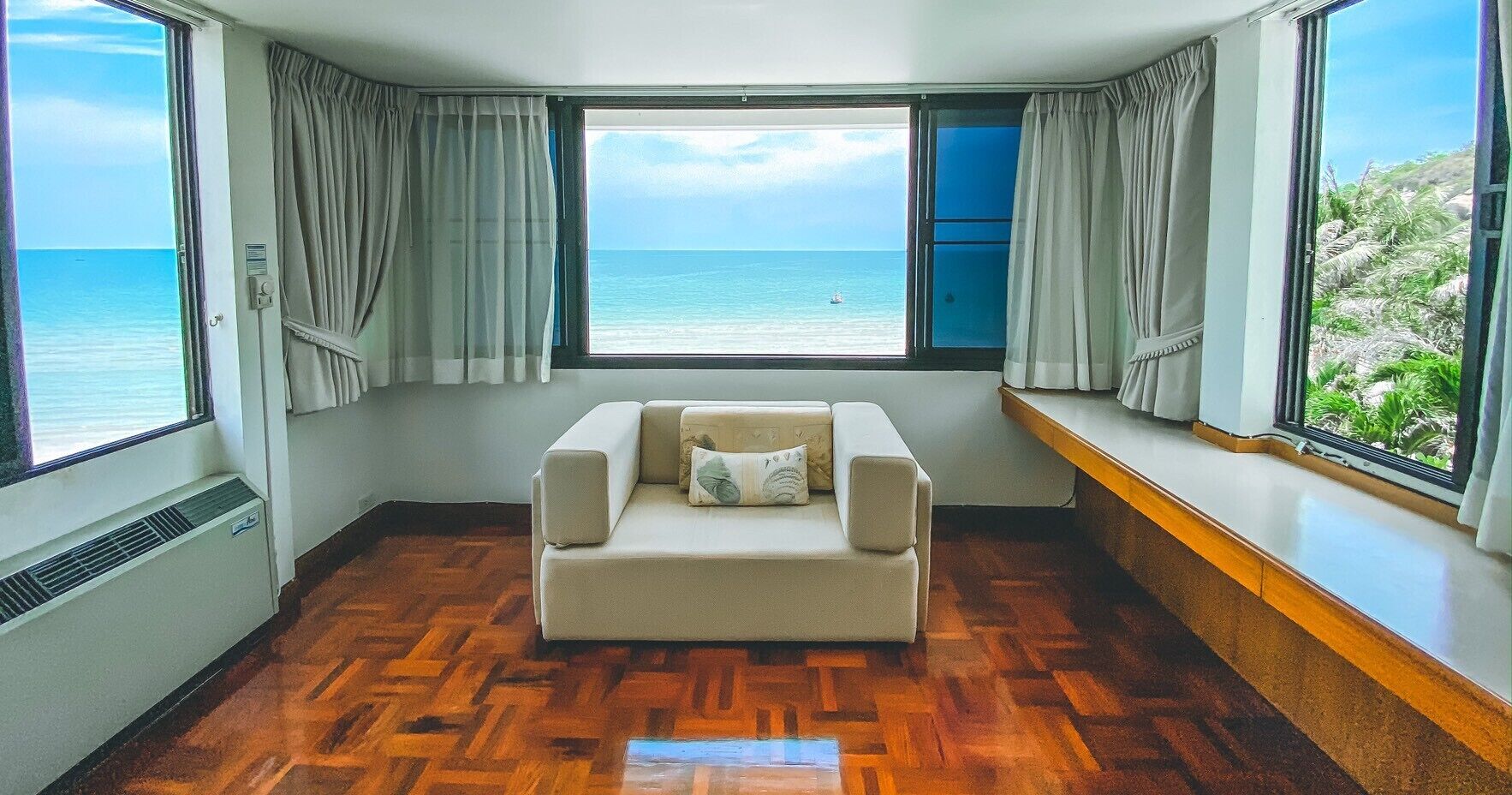 Family Seafront  | Living area | TV
